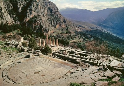Vista panoramica del sito archeologico con il teatro al Tempio di Apollo da Greek